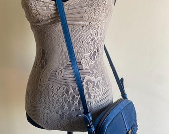 Borsa a tracolla in pelle blu Fossil di seconda mano, borsa a tracolla con nappe firmata