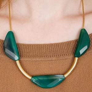 Collar llamativo de ágata verde hecho a mano con cuentas de tubo de oro, joyería de piedra natural llamativa, regalo único para ella, pieza de declaración bohemia
