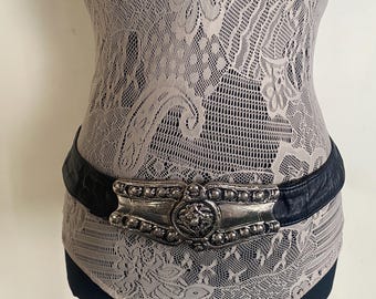 Cinturón vintage de cuero negro con hebilla plateada adornada, cinturón llamativo para cintura y caderas.