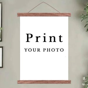 Impresión fotográfica de aniversario/Impresión colgante personalizable/Impresión personalizada con colgador de madera para póster. Impresa en lienzo con marco de pergamino de madera. Regalos para ella.
