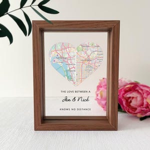 Benutzerdefinierte Herz zwei Ort Acryl Plakette, personalisierte Karte Druck, Geschenk für Fern Liebe, Verlobte Paare, Jubiläumsgeschenke