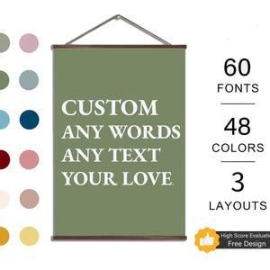 Op de afbeelding: Een groene wandhanger met de tekst "CUSTOM ANY WORDS ANY TEXT YOUR LOVE" in het wit. De afbeelding toont ook kleurstalen en de tekst "60 FONTS, 48 KLEUREN, 3 LAYOUTS". Een kleine badge luidt "High Score Evaluation Free Design".