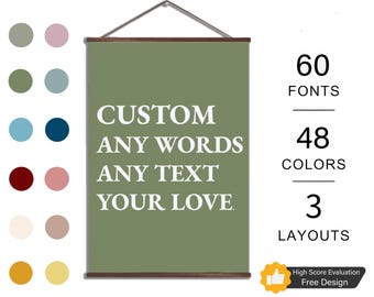 Op de afbeelding: Een groene wandhanger met de tekst "CUSTOM ANY WORDS ANY TEXT YOUR LOVE" in het wit. De afbeelding toont ook kleurstalen en de tekst "60 FONTS, 48 KLEUREN, 3 LAYOUTS". Een kleine badge luidt "High Score Evaluation Free Design".