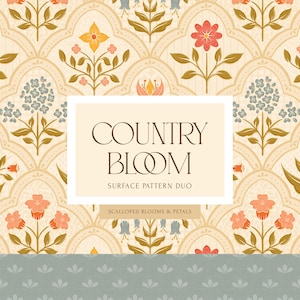 Op de afbeelding: Een bloemenpatroon met herhaalde gestileerde bloemen in rood, oranje, geel en blauw op een crèmekleurige achtergrond. De tekst "COUNTRY BLOOM" staat in een rechthoekige lijst. Het ontwerp bevat de teksten "SURFACE PATTERN DUO" en "SCALLOPED BLOOMS & PETALS".
