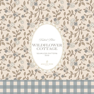 Könnte beinhalten: Ein nahtloses Musterdesign mit beigem Hintergrund, braunen Ranken und kleinen blauen Blumen. In der Mitte befindet sich ein ovaler Rahmen mit dem Text Faded Blue WILDFLOWER COTTAGE SEAMLESS PATTERN DUO AVALON ROSE. Unten ist eine grau-weiße Vichy-Borte.