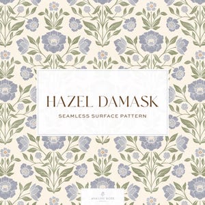 Puede incluir: Un patrón de superficie sin costuras titulado "Hazel Damask" con un diseño floral repetitivo. El patrón presenta flores azules estilizadas, hojas verdes y tallos sobre un fondo crema. El diseño es simétrico y evoca una estética clásica y vintage.