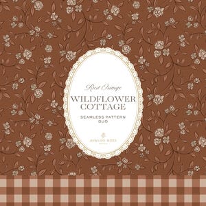 Pode incluir: Um fundo laranja ferrugem com um padrão floral repetitivo de pequenas flores silvestres brancas e vinhas, uma etiqueta oval central com o texto Rust Orange WILDFLOWER COTTAGE SEAMLESS PATTERN DUO AVALON ROSE e uma borda xadrez castanha e branca.