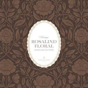 Pode incluir: Um padrão sem costuras castanho escuro com motivos florais repetitivos de rosas e folhas. Centrada está uma etiqueta branca oval com uma borda decorativa contendo o texto Vintage ROSALIND FLORAL SEAMLESS PATTERN e AVALON ROSE.