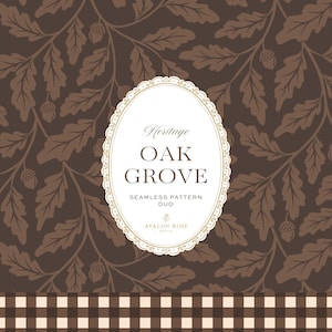 Op de afbeelding: Een naadloos patroon met donkerbruine eikenbladeren en eikels op een lichtbruine achtergrond. Een centraal ovaal label toont de tekst Heritage OAK GROVE SEAMLESS PATTERN DUO AVALON ROSE. Een bruin en crème geblokte rand loopt langs de onderkant.