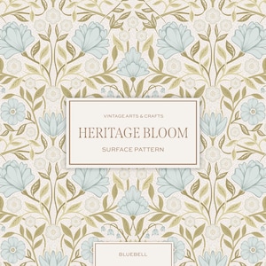 Peut inclure: Motif floral de surface de style vintage et artisanal. Le motif présente des fleurs bleu clair et des feuilles vertes sur un fond crème. Le texte "HERITAGE BLOOM SURFACE PATTERN" est affiché dans un cadre rectangulaire.