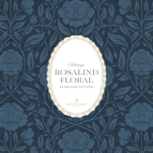 Puede incluir: Un patrón sin costuras con motivos florales azul oscuro, hojas y flores intrincadas sobre un fondo azul marino texturizado. En el centro, una etiqueta ovalada con borde dorado contiene el texto: Vintage ROSALIND FLORAL SEAMLESS PATTERN AVALON ROSE.