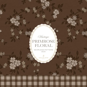 Op de afbeelding: Een bruine achtergrond met een herhalend bloemenpatroon van lichtbeige bloemen en bladeren. Een centraal wit ovaal label bevat de tekst Vintage PRIMROSE FLORAL SEAMLESS PATTERN DUO AVALON ROSE. Onderaan bevindt zich een bruin en beige geblokte rand.