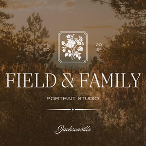 Peut inclure: Un logo pour un studio de portrait appelé "Field & Family Portrait Studio" avec le texte "Jacksonville" en dessous. Le logo présente un motif floral dans un cadre carré avec le texte "ESTD 2024" au-dessus du motif floral.