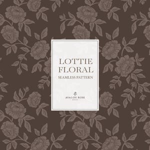 Op de afbeelding: Een naadloos patroon met donkerbruine rozen en bladeren op een bijpassende bruine achtergrond. Een centraal wit rechthoekig label toont de tekst LOTTIE FLORAL SEAMLESS PATTERN en AVALON ROSE DESIGN met een klein bloemicoon boven de merknaam.
