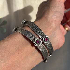 Bracelet jonc floral en argent pur indien | Manchette en argent oxydé faite main | Bracelet jonc orné d'une fleur en rubis | Bijou artisanal d'exception