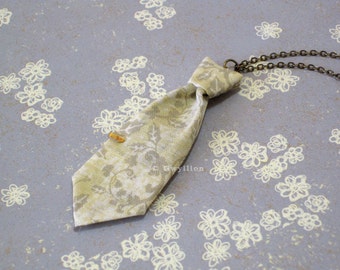 Unisex Mini Tie Cream Ivy Necklace Pin