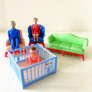 Ensemble de 7 meubles et personnages vintage pour maison de poupée Renwal