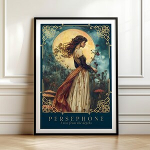 Op de afbeelding: Een ingelijste kunstdruk met een vrouw in een zwierige jurk die bloemen vasthoudt, tegen een achtergrond van een volle maan en een donker, bloemrijk landschap. De print heeft een donkerblauwe rand met gouden filigraan en de tekst "PERSEPHONE I rise from the depths."