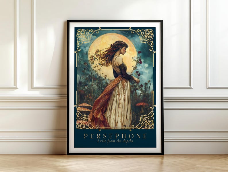 Op de afbeelding: Een ingelijste kunstdruk met een vrouw in een zwierige jurk die bloemen vasthoudt, tegen een achtergrond van een volle maan en een donker, bloemrijk landschap. De print heeft een donkerblauwe rand met gouden filigraan en de tekst "PERSEPHONE I rise from the depths."
