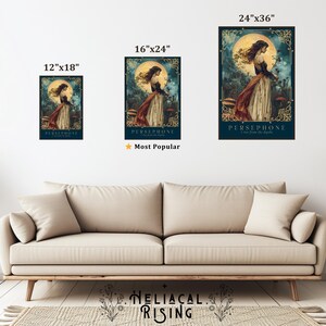 Op de afbeelding: Drie ingelijste kunstdrukken van Persephone, elk met een verschillende grootte: 30x46 cm, 41x61 cm en 61x91 cm. Het kunstwerk toont een vrouw in een vloeiende jurk, met een volle maan op de achtergrond. De tekst "PERSEPHONE" staat onderaan elke print.