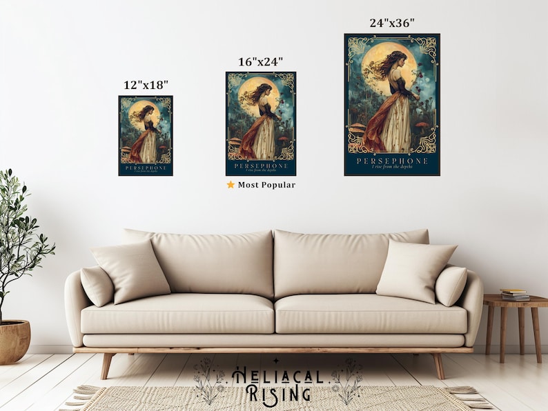 Op de afbeelding: Drie ingelijste kunstdrukken van Persephone, elk met een verschillende grootte: 30x46 cm, 41x61 cm en 61x91 cm. Het kunstwerk toont een vrouw in een vloeiende jurk, met een volle maan op de achtergrond. De tekst "PERSEPHONE" staat onderaan elke print.
