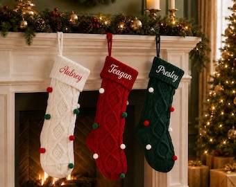 Calcetín navideño de punto personalizado con nombre, calcetín familiar con pompones, calcetín navideño familiar a juego, decoración navideña para la repisa de la chimenea.