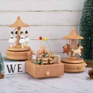 Personalisierte hölzerne Zug Spieluhr, Weihnachtszug Spieluhr, Andenken Geschenk der Kinder, Babys erstes Weihnachtsgeschenk, Spieluhr mit graviertem Namen