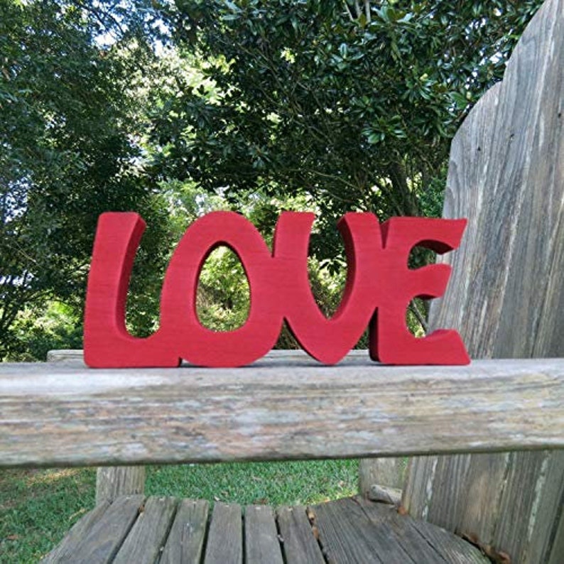 Сердечки на столе. Деревянное сердечко с надписями. Wood love. Wood love. Картинки на рабочий стол сердечки.
