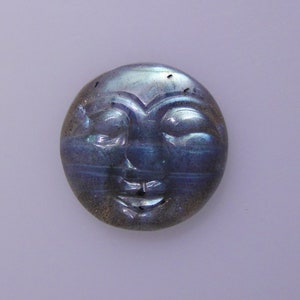 Labradorite carved Man In Moon gem, 29.79 carats      051-21-073