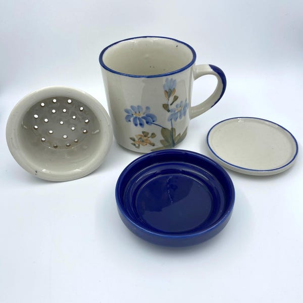 CHI KIANG Vintage Teetasse mit Sieb, blaue Blumen Tasse, Flower Power Mug, handbemalte Keramik