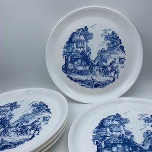Op de afbeelding: Set van zes witte keramische dinerborden met een blauw en wit ontwerp van een door paarden getrokken koets en huizen.