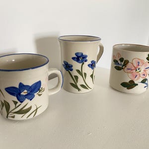 Vintage Keramik Kaffeebecher blau braun Blumen Tasse Flower Power Becher handbemalte 1970er Jahre Otagiri Stil, 3er Set