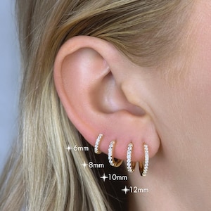 Jeden Tag CZ Huggie Creolen Paar - Wasserdicht und anlaufgeschützt 18 Karat vergoldetes Sterling Silber Crystal Stacking Knorpel oder Lobe Huggies