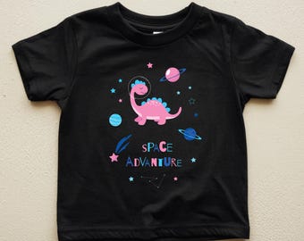 Camiseta infantil com estampa de dinossauros e aventura espacial: Camiseta rosa para bebês e crianças pequenas com dinossauros na galáxia
