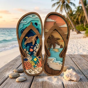 Peut inclure: Une paire de décorations murales en bois superposé en forme de tongs. La pièce de gauche présente une scène sous-marine avec une tortue de mer, du corail et des poissons. La pièce de droite représente un paysage de plage avec un palmier.