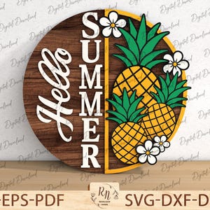 Può includere: Un cartello rotondo in legno con le parole "Hello Summer" e un design di ananas. Il cartello presenta uno sfondo in legno marrone, dettagli gialli e testo bianco. Include i formati di file AI-EPS-PDF e SVG-DXF-DWG.
