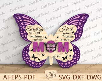 Op de afbeelding: Een houten bord in de vorm van een vlinder met paarse en roze vleugels. Het bord heeft de tekst "Everything I am you helped me to be" op de linker vleugel en "I love you forever & always Mom" op de rechter vleugel.