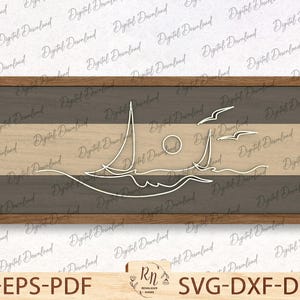 Könnte beinhalten: Ein Holzschild mit einem braunen und beige gestreiften Hintergrund. Eine weiße Silhouette eines Segelboots mit Wellen und Vögeln befindet sich in der Mitte des Schildes. Das Schild ist in einem dunkelbraunen Holzrahmen gerahmt.