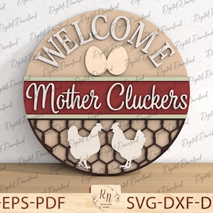 Pode incluir: Um sinal redondo de madeira com um esquema de cores vermelho, branco e verde. O sinal diz "Bem-vindos às galinhas" com uma silhueta de frango e um padrão de arame de frango.