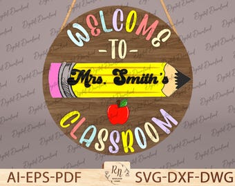 Puede incluir: Un letrero de bienvenida de madera con fondo marrón y texto colorido que dice "Bienvenido a la clase de la Sra. Smith". El letrero presenta un lápiz amarillo con una goma de borrar rosa y una manzana roja.