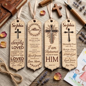 Könnte beinhalten: Vier Holz-Lesezeichen mit religiösen Inschriften und Kreuzmotiven. Die Lesezeichen zeigen die Namen "Sophia" und "Allice", zusammen mit Bibelversen und den Worten "Geliebt für immer". Jedes Lesezeichen hat ein Band.