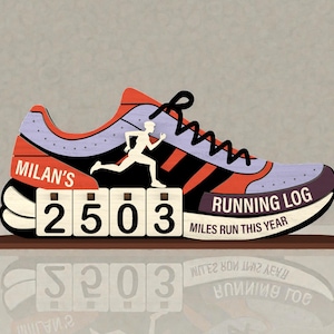 Op de afbeelding: Een decoratief bord in de vorm van een hardloopschoen met de tekst "MILAN'S" en "RUNNING LOG". Het bord toont "2503" mijl gelopen dit jaar. Het schoenontwerp heeft rode, paarse en zwarte accenten, met een hardloper silhouet.