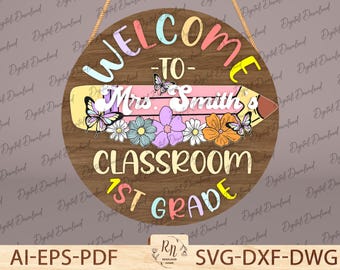 Puede incluir: Un letrero de bienvenida de madera con el texto "Welcome to Mrs. Smith's Classroom 1st Grade". El letrero está decorado con un lápiz, flores y mariposas en rosa, azul, amarillo y verde.