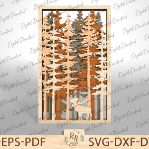 Könnte beinhalten: Ein Holz-Ausschnitt-Design einer Waldszene mit einem Elch im Vordergrund. Die Bäume sind geschichtet und detailliert, mit einem Stern an der Spitze des Designs. Das Design ist in einem rechteckigen Holzrahmen gerahmt.