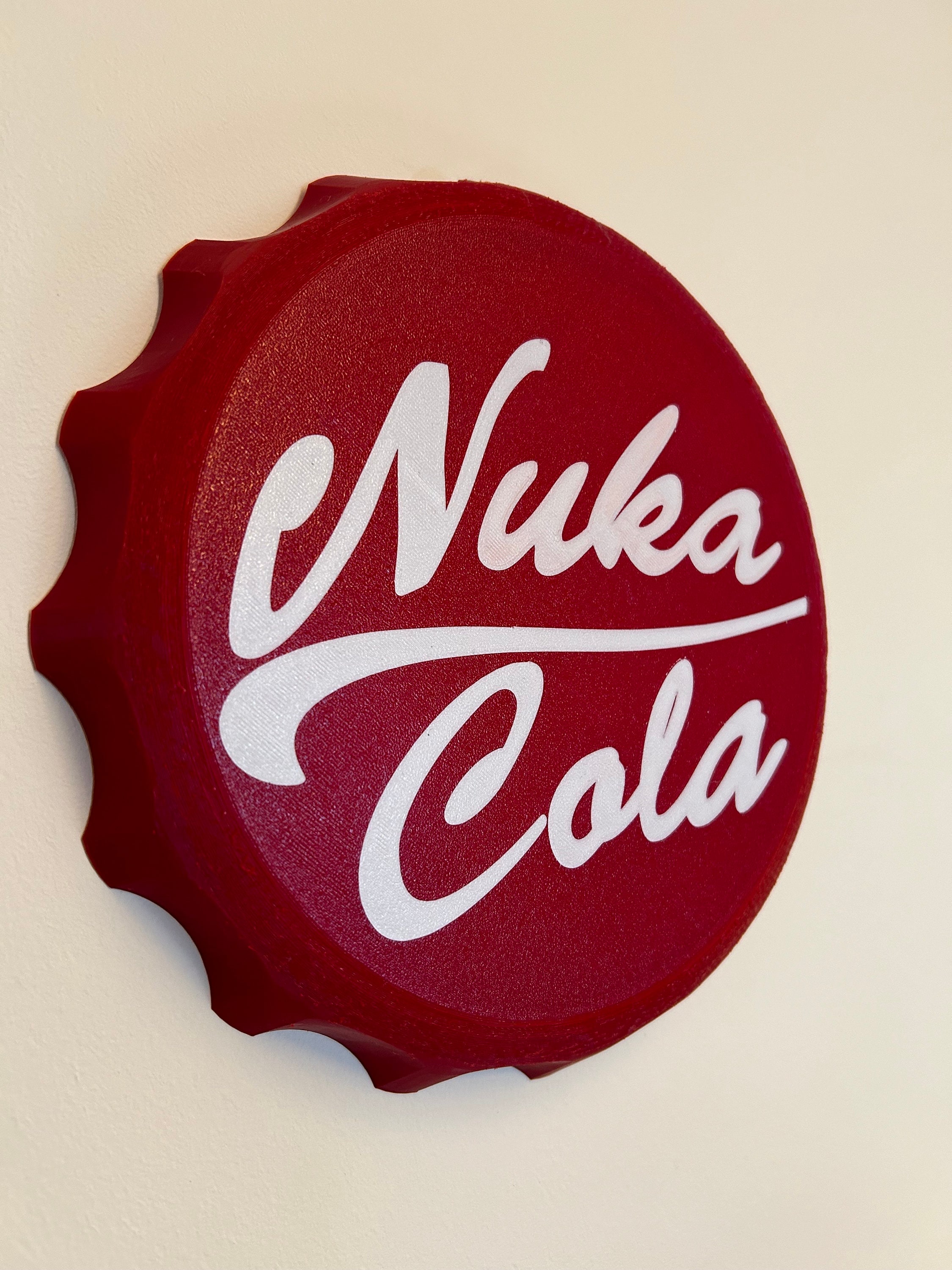 FalloutのNuka Colaをテーマにした金属製サインとボトルキャップデザインの壁装飾セット。 Fallout ヌカ・コーラ ボトルキャップ サイン – インフォレンズ