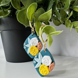 Orecchini in argilla polimerica con bouquet floreale primaverile, orecchini in argilla floreale, orecchini in argilla vibrante, orecchini di dichiarazione, regalo per la festa della mamma