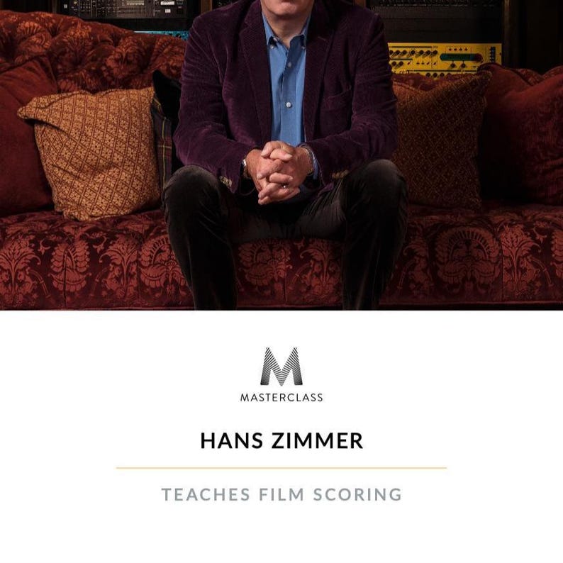 Puede incluir: Un hombre con una chaqueta de terciopelo p&uacute;rpura y una camisa azul est&aacute; sentado en un sof&aacute; rojo estampado. La imagen incluye el logotipo de Masterclass y el texto "HANS ZIMMER ENSE&Ntilde;A COMPOSICI&Oacute;N MUSICAL PARA CINE."