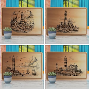Puede incluir: Cuatro placas de madera con imágenes grabadas de faros. Cada placa presenta un diseño de faro diferente con detalles variados, incluyendo un velero, una costa rocosa y un cielo nublado.