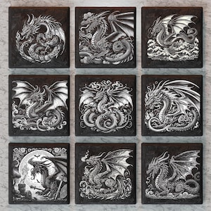 Puede incluir: Conjunto de nueve posavasos cuadrados en blanco y negro con ilustraciones intrincadas de dragones con alas y escamas detalladas. Cada posavasos tiene un diseño de dragón diferente.
