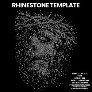 Puede incluir: Una plantilla de pedrería sobre un fondo negro, que presenta una imagen detallada de un rostro con barba y una corona de espinas. El texto "RHINESTONE TEMPLATE" está en la parte superior. Texto adicional proporciona detalles de tamaño: Pequeño 235x166 mm, Grande 300x230 mm.